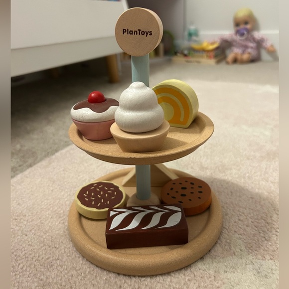 PlanToys 10-Piece Bakery Stand Set - Picture 4 of 4
